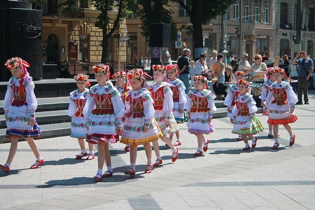 コサックダンスはロシアが発祥ではなかった！歴史や本場のやり方は？