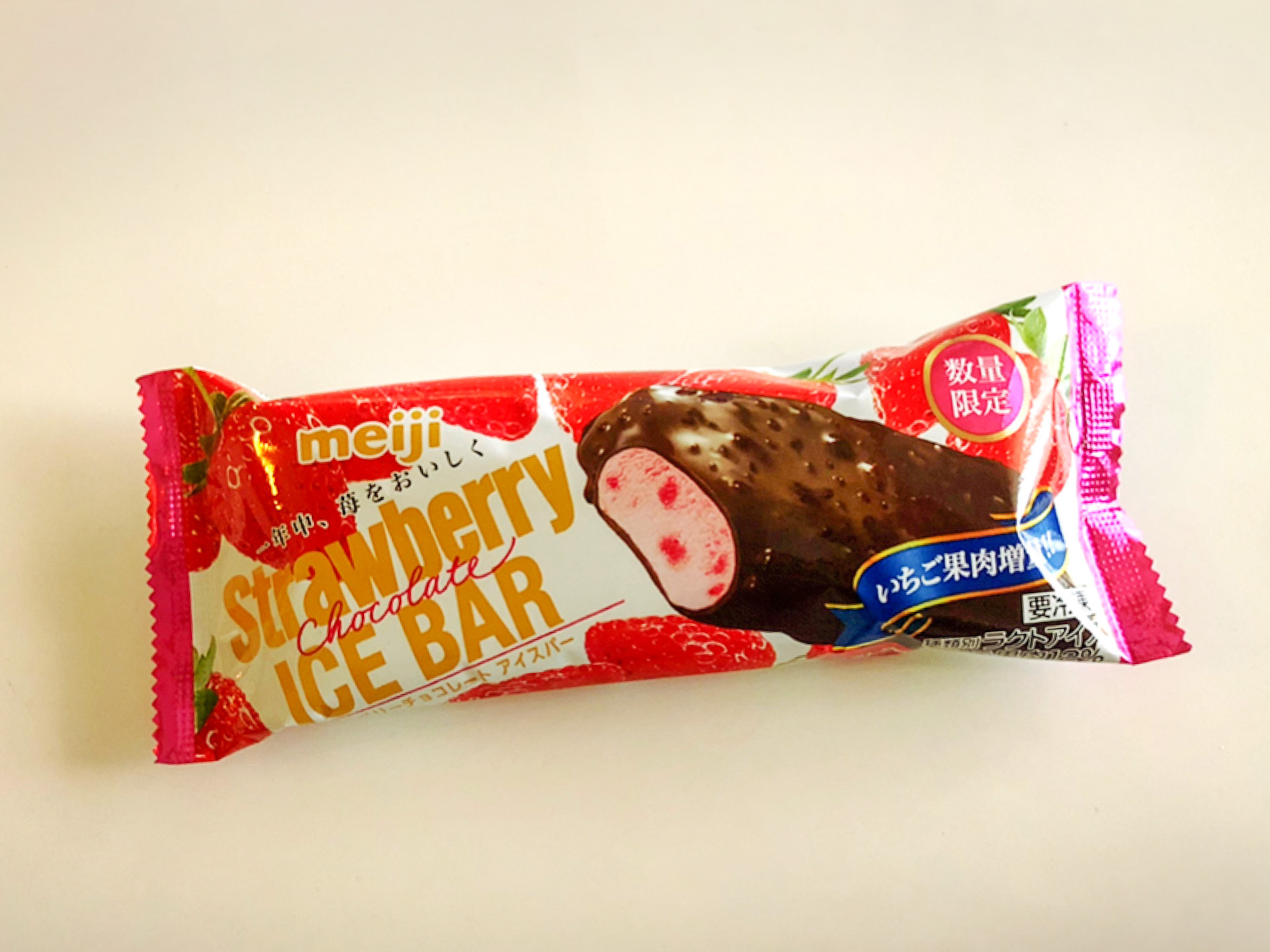 meiji人気商品「ストロベリー チョコレートアイスバー」がセブン-イレブンでバージョンアップして新発売