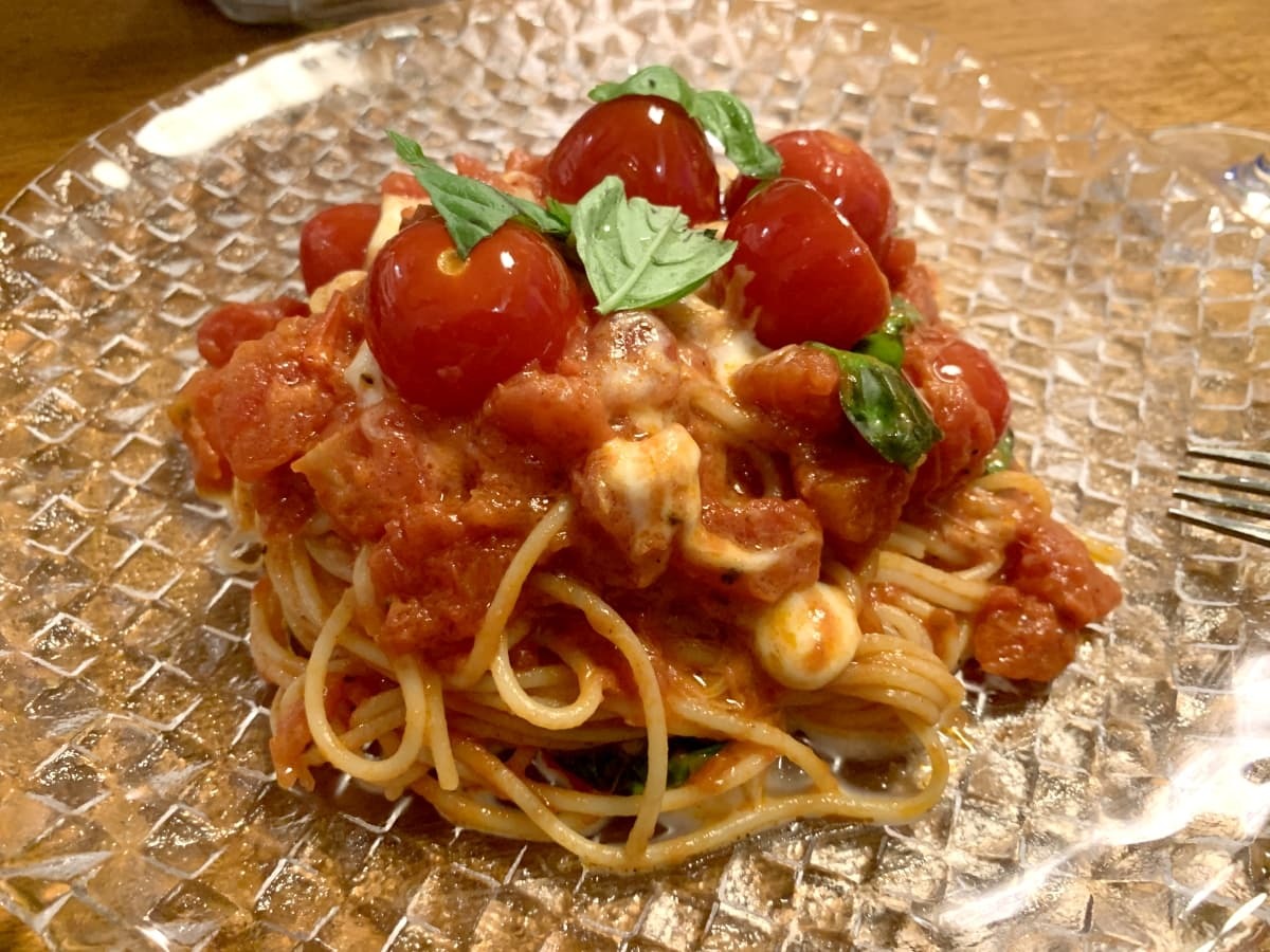 モッツァレラと完熟トマトのパスタ