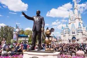 ディズニーランドで2歳児を連れて楽しむコツ 乗れるものやおすすめの食事も Jouer ジュエ