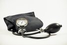 血圧計なら定番の上腕式が人気！コンパクトで扱いやすいおすすめ製品は？