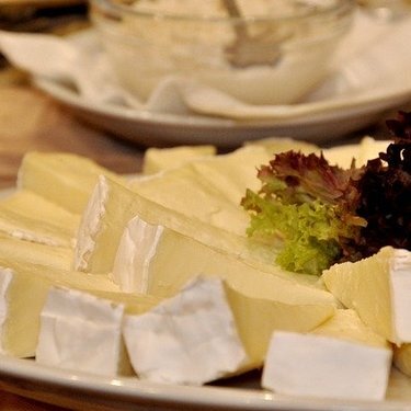 ブリーチーズは白カビが特徴の絶品チーズ おつまみにもおすすめの理由とは Jouer ジュエ