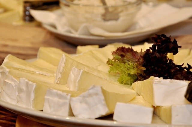 ブリーチーズは白カビが特徴の絶品チーズ おつまみにもおすすめの理由とは Jouer ジュエ